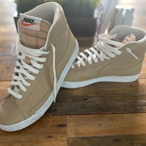 Almost new Nike Blazer Khaki HiTops, Size 6.5